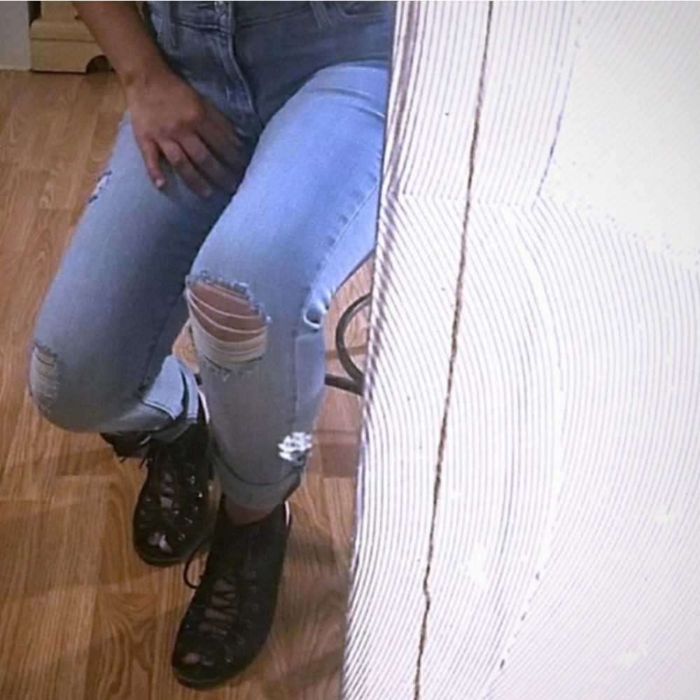 Size 26 Levis Mid/High Rise